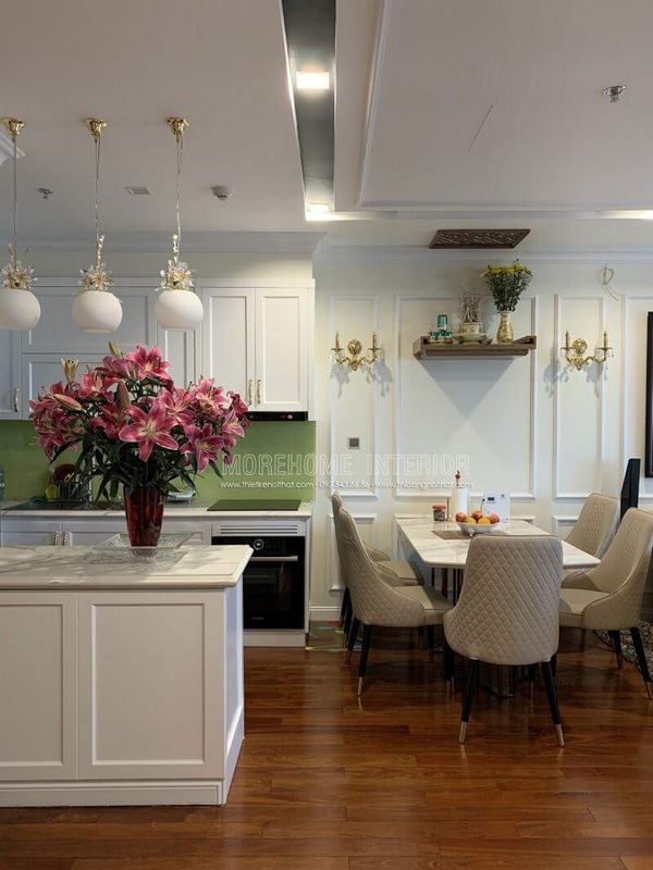 Khi nhìn thấy nội thất phòng bếp gỗ tự nhiên cao cấp, tôi đã bị ấn tượng.