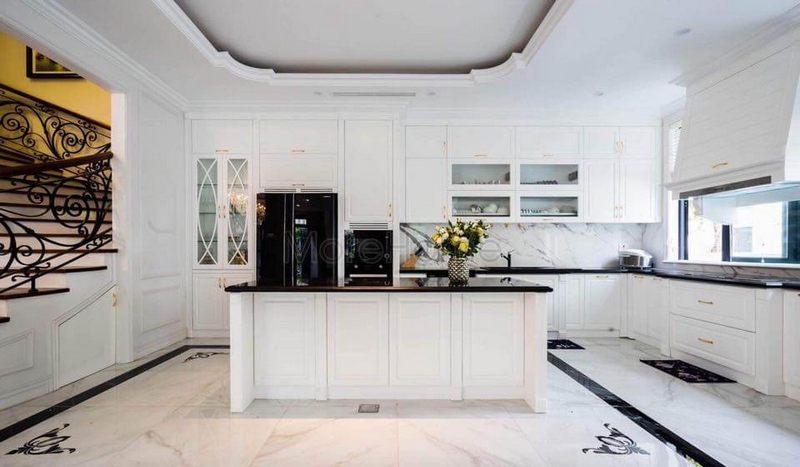 bếp. Bếp có không gian rộng rãi và được thiết kế theo phong cách Châu Âu, bàn đảo bếp được đặt để ngăn chặn không khí trực tiếp đến phòng bếp.